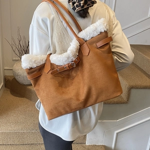 Grand sac fourre-tout marron minimaliste avec bordure en fausse fourrure blanche à l'épaule