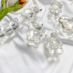 Gros plan de supports de téléphone ours 3D transparents sur soie avec fleurs