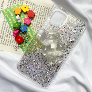 Détail du support ours sur coque pailletée violette avec cordon de perles fleurs colorées