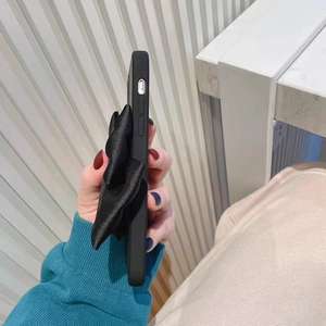 Detailansicht der iPhone-Hülle mit großer schwarzer Satinschleife und mattem Finish
