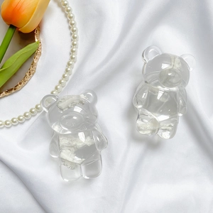 Vue détaillée du support de téléphone ours transparent avec fleurs sur tissu en soie
