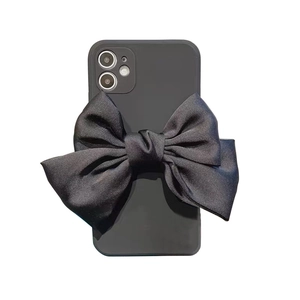 Mattschwarze Handyhülle für iPhone mit einer eleganten großen schwarzen Satinschleife