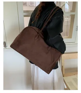 Bolso tote de ante marrón oscuro con gran capacidad y textura suave para uso diario