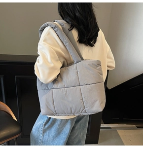 Borsa tote in nylon trapuntato grigio alla moda con grande capacità indossata