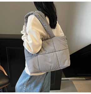 Grande borsa shopper grigia trapuntata con morbida trama imbottita e tracolla larga