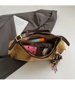 Intérieur spacieux du sac cabas en daim marron avec portefeuille et téléphone