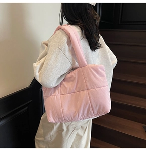 Foto lifestyle di una borsa tote trapuntata rosa con spalline imbottite