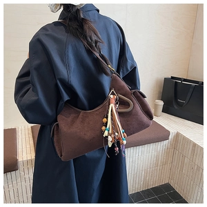 Sac hobo en daim marron avec pompon ethnique et grande capacité pour femmes