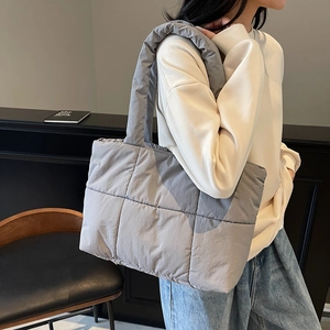 Borsa tote trapuntata grigia di grande capacità con manici imbottiti da donna