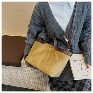 Détail du sac cabas vintage en daim avec texture matelassée et fermoir doré