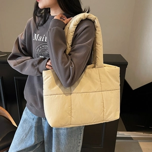 Borsa tote trapuntata beige con cuciture imbottite oversize per uno stile autunnale