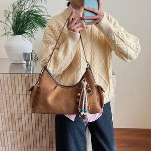 Braune Wildleder Hobo-Tasche mit bunten Perlenquasten im modischen Freizeit-Look
