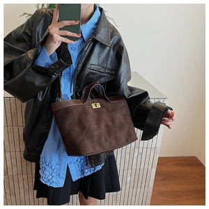Vue détaillée du sac en daim marron café avec matelassage et fermoir doré rotatif
