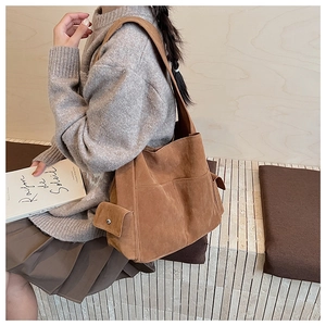 Grand sac fourre-tout en daim marron avec poche latérale à boucle métallique et design chic