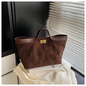 Détail du sac fourre-tout marron en daim avec surpiqûres losanges et fermoir doré carré