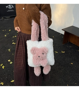 Détail d'un sac cabas en peluche avec ours rose mignon et texture douce en laine d'agneau