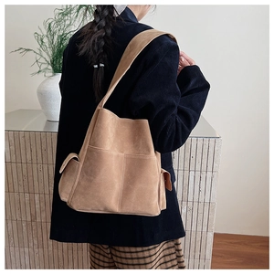 Détail d'un grand sac fourre-tout marron avec plusieurs poches et large bandoulière