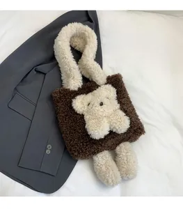 Détail du sac cabas en peluche marron avec motif ours 3D et anses épaisses en polaire