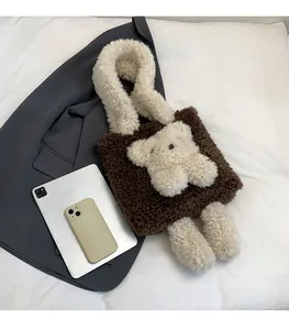 Sac fourre-tout marron en peluche comparé à un iPad montrant sa grande capacité