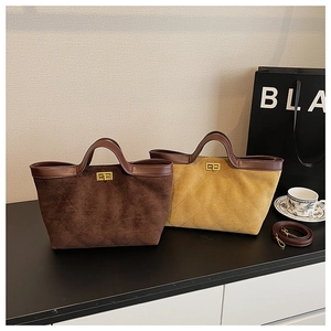 Détails des sacs cabas matelassés vintage en marron et gingembre avec fermoirs dorés
