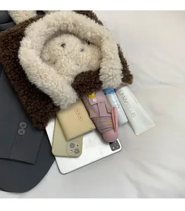 Vue de dessus de l'intérieur du sac en peluche ours montrant sa grande capacité pour laptop