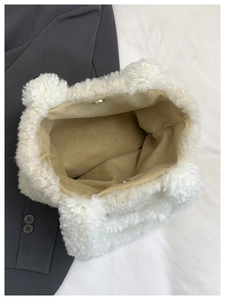 Détail du sac fourre-tout en fausse fourrure blanche avec doublure en tissu kaki