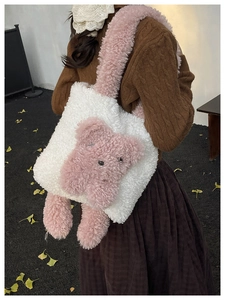 Détail du sac cabas en peluche blanche avec ours rose 3D sur fond de feuilles d'automne