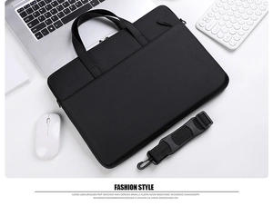 Τσάντα laptop 15,6 ιντσών από μαύρο νάιλον με ιμάντα ώμου σε μοντέρνο γραφείο εργασίας
