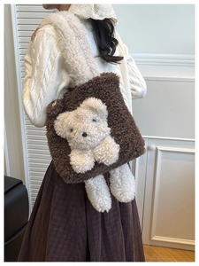 Détail du sac cabas ours en peluche marron porté à l'épaule pour l'automne-hiver