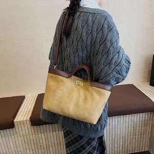 Sac fourre-tout matelassé en daim marron avec garniture en cuir et fermoir doré