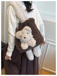 Gros plan d'un sac cabas en peluche marron avec une décoration d'ours en peluche 3D doux