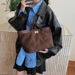 Sac fourre-tout matelassé en daim marron avec fermoir doré et anses en cuir lisse