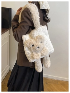 Détail du sac fourre-tout blanc pelucheux avec ours 3D mignon sur l'épaule