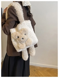 Détail du sac cabas en fausse fourrure blanche avec accessoire peluche ours en 3D