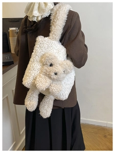 Détail du sac cabas en peluche blanche avec ours 3D et texture douce en polaire