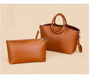 Détail de l'ensemble sac cabas marron en cuir grainé avec pochette zippée assortie