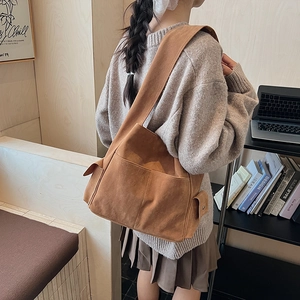 Sac fourre-tout marron en daim vintage avec de grandes poches et une large bandoulière