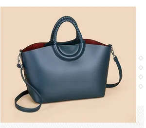 Détail du sac cabas bleu marine avec poignées tressées et doublure intérieure rouge
