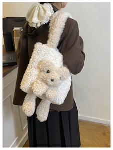 Gros plan d'un sac bandoulière en peluche ours avec texture en fausse fourrure crème