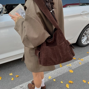 Grand sac fourre-tout minimaliste en daim marron avec poches latérales en décor d'automne