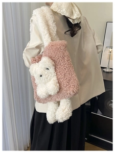 Détail d'un sac cabas rose en peluche avec un ours blanc et une texture douce en polaire