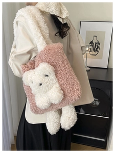 Détail du sac cabas en peluche rose avec un ours 3D mignon et une poignée blanc cassé
