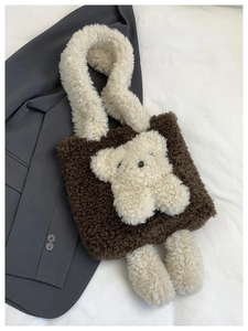 Détail du sac cabas en peluche ours avec fausse fourrure marron et motifs ours blancs