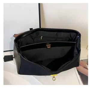 Vue intérieure du sac cabas en cuir noir avec doublure en tissu et plusieurs compartiments