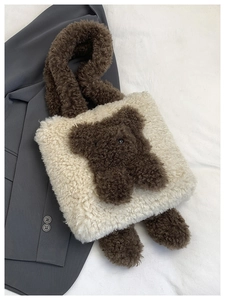 Vue détaillée du sac cabas en peluche montrant la fourrure et l'ornement d'ours mignon