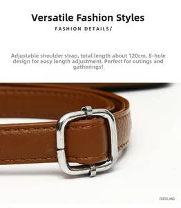 Vue détaillée d'une bandoulière réglable en cuir marron avec boucle en métal argenté