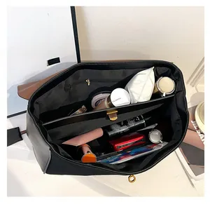 Vue intérieure du cabas en cuir noir montrant des compartiments spacieux et du rangement