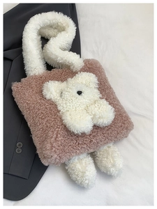 Détail du sac cabas en polaire rose avec ours 3D mignon et jambes en peluche douces