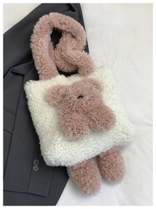 Détail du sac cabas en peluche crème avec décor d'ours violet sur fond de tissu doux