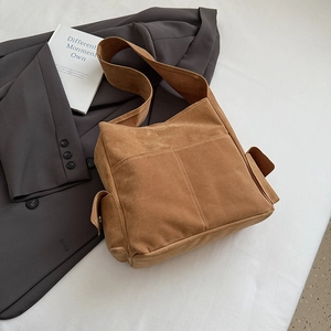 Gros plan d'un cabas en daim marron avec poches pratiques et texture de haute qualité
